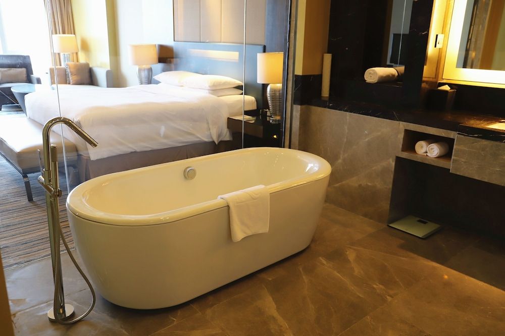 Renaissance Huizhou Hotel Premier Room, 1 King Bed, City View 7