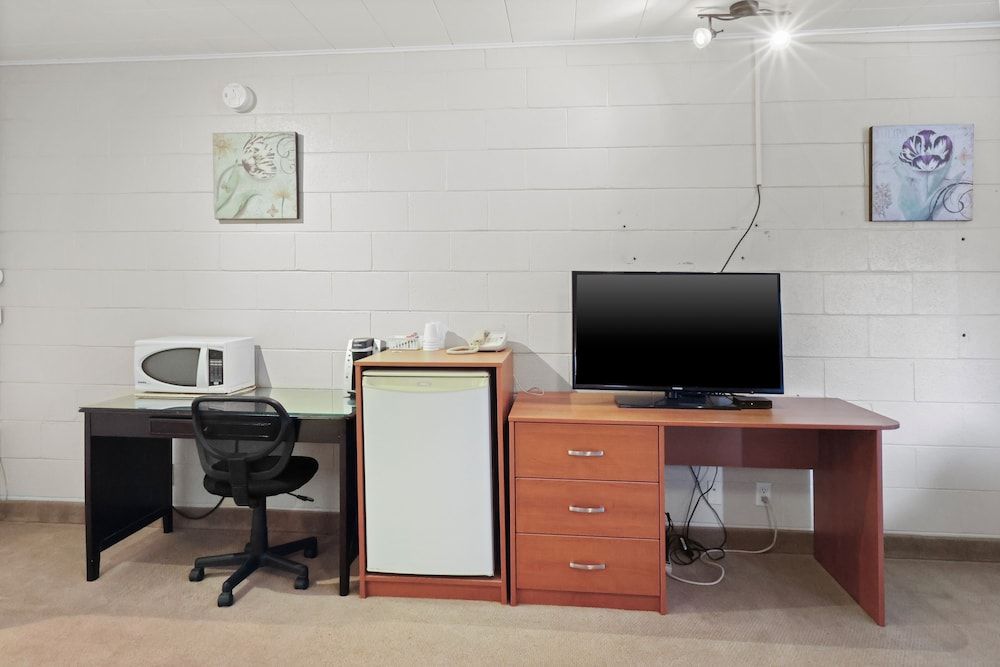 Dauphin Inn Express Business Suite, 1 King Bed with Sofa bed (Not pet friendly) 5