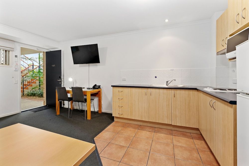 Browns Plains Motor Inn Family Suite with Kitchenette 5