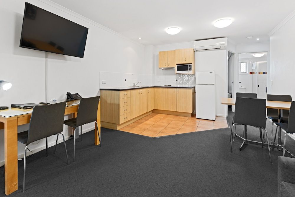 Browns Plains Motor Inn Family Suite with Kitchenette 4