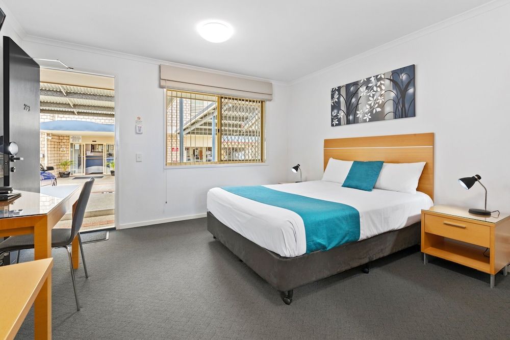 Browns Plains Motor Inn Executive Queen with Kitchenette 2