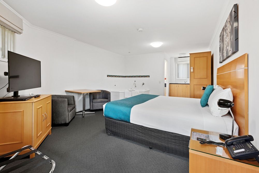 Browns Plains Motor Inn Luxury King Spa Room with Kitchenette