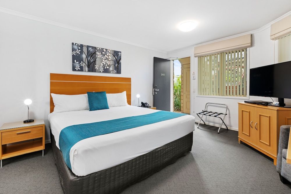 Browns Plains Motor Inn Luxury King Spa Room with Kitchenette 2
