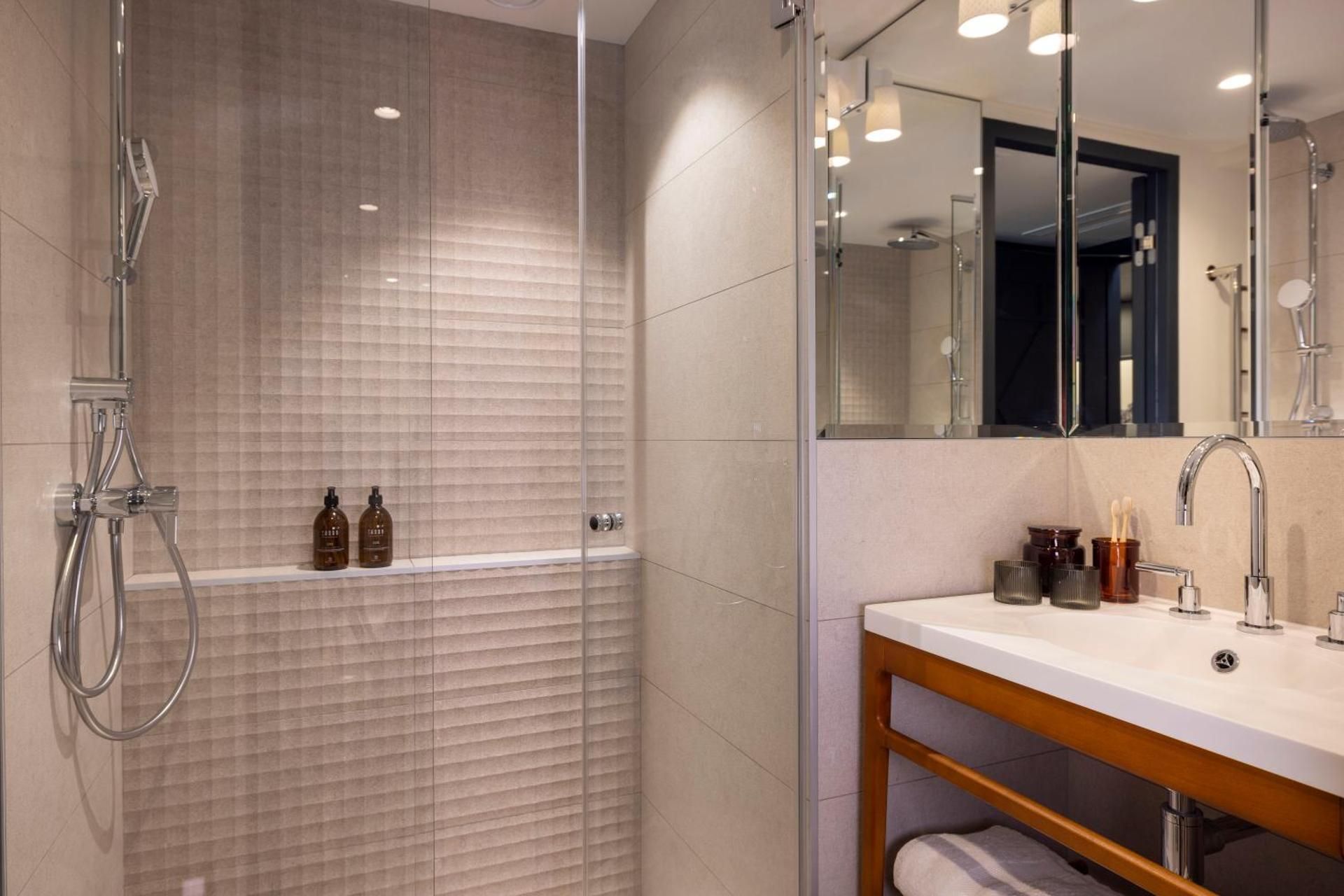 Deluxe Gray Room with Eiffel Tower View