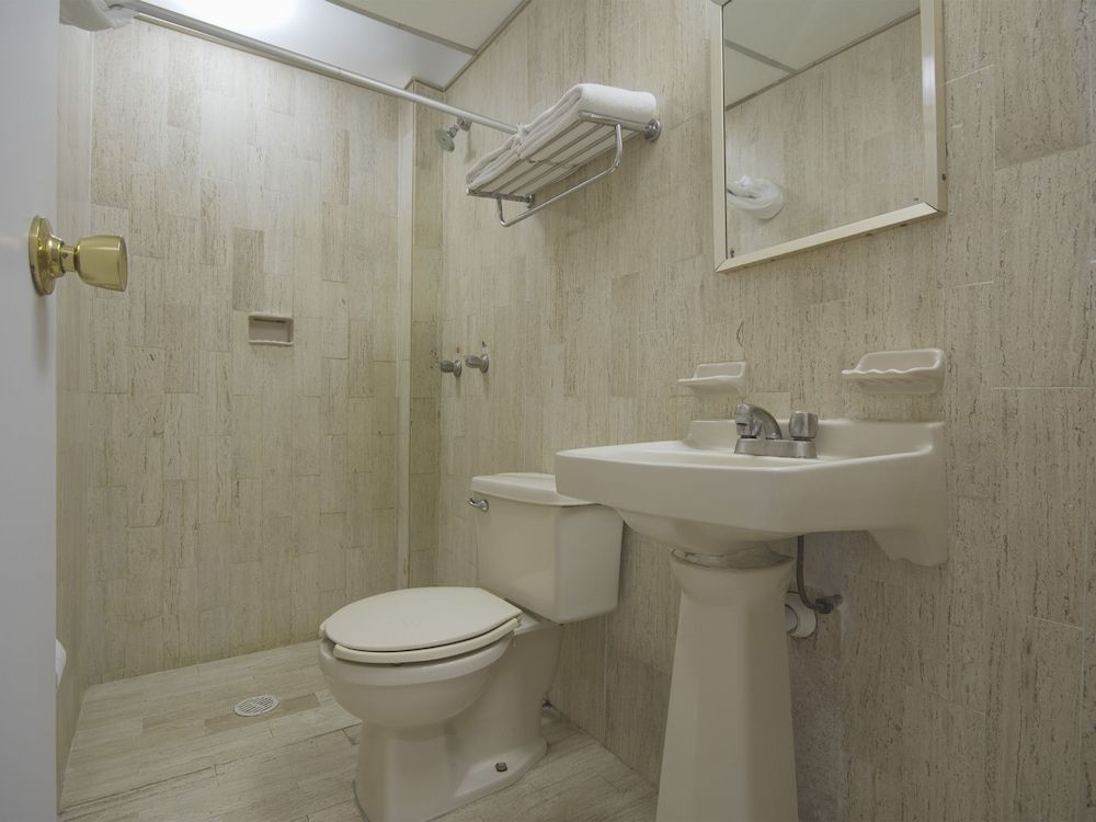 Hotel Impala de Tampico Standard Triple Room (1 queen bed) 5