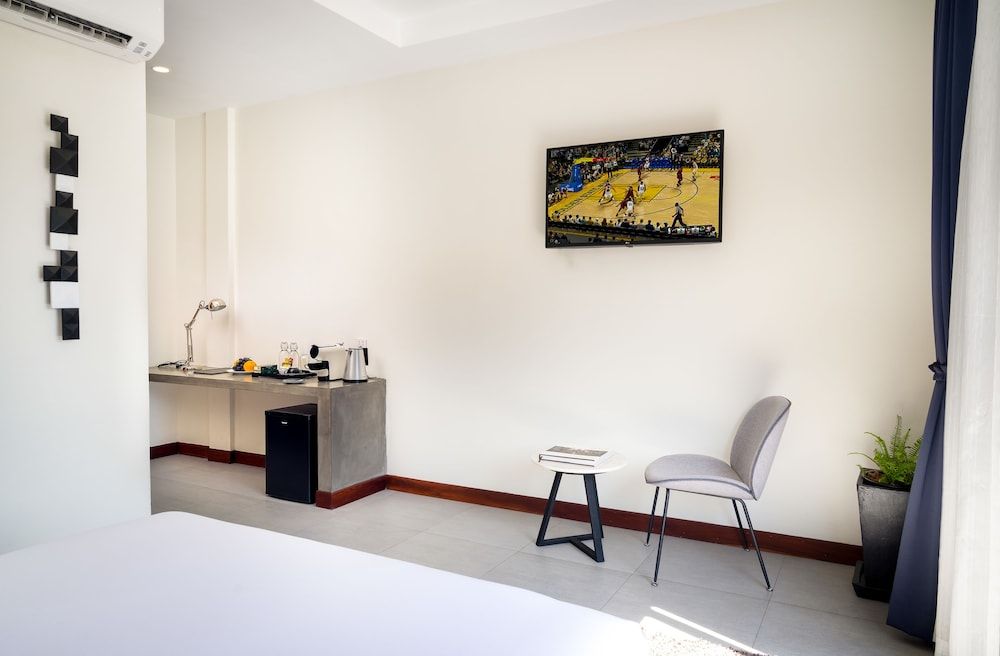 Blanc Smith Residence Classic Room with Balcony 8