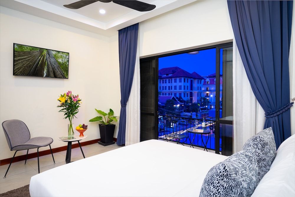 Blanc Smith Residence Classic Room with Balcony 7