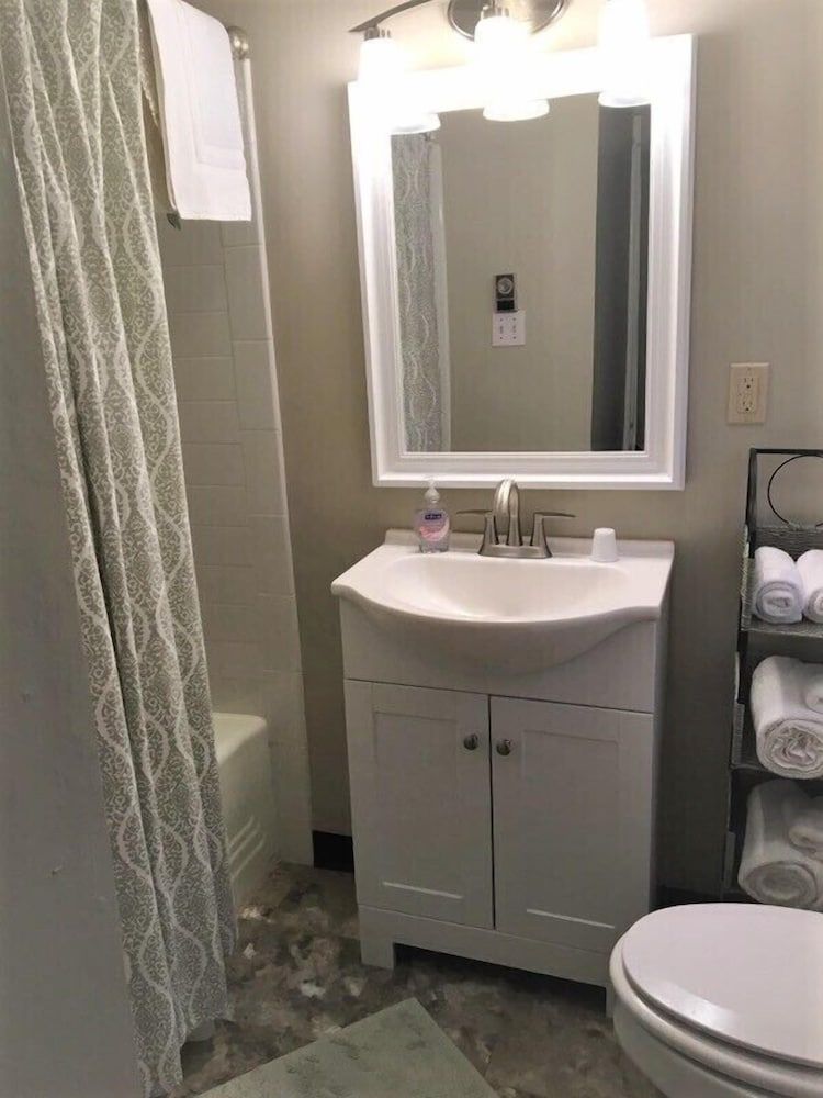 Signature Room, 1 King Bed, Courtyard View (Pet Friendly)