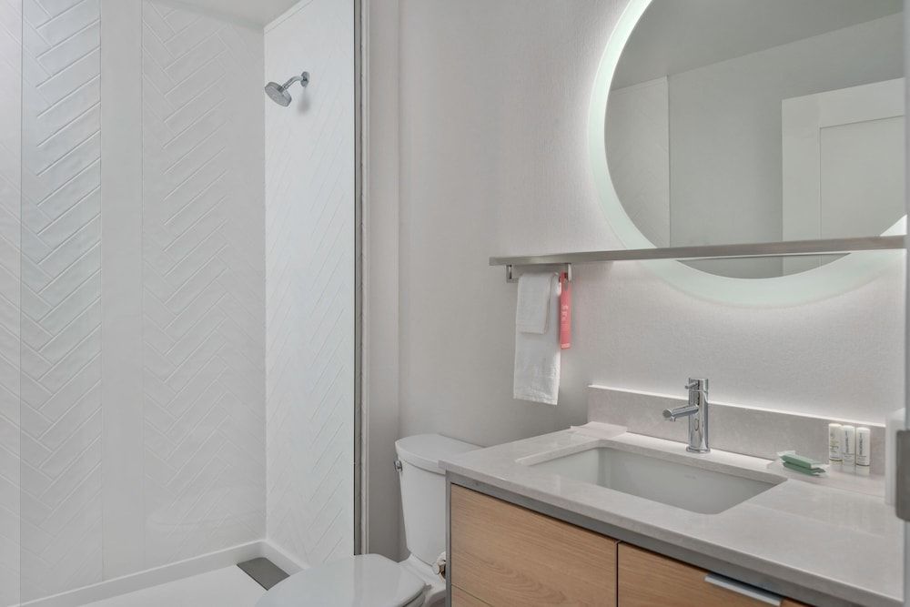 Suite, 1 Bedroom (Mobility/Hearing Access, Roll-In Shwr)