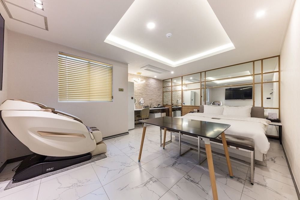 Hotel 24st Urban Brown Seosan Lake Park VIP Prestige / Free Ramyeon,Massage Chair Air Purifier,Finest Latex,Table,Styler,Netflix,Amenities 2