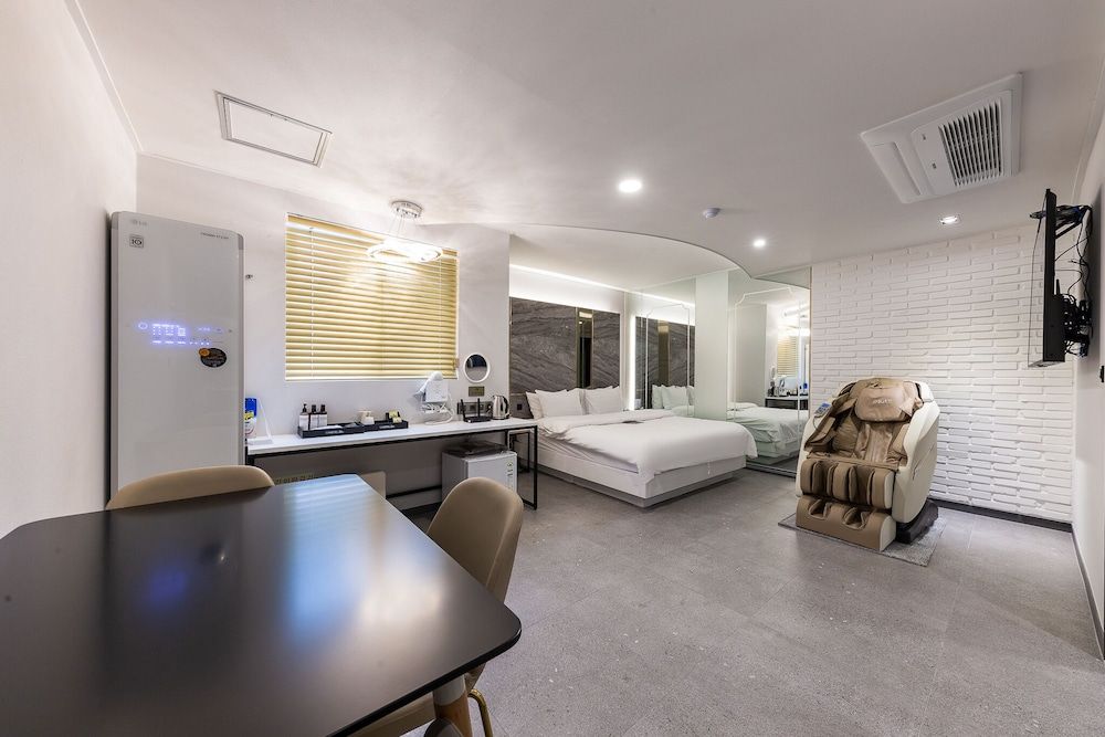 Hotel 24st Urban Brown Seosan Lake Park VIP Prestige / Free Ramyeon,Massage Chair Air Purifier,Finest Latex,Table,Styler,Netflix,Amenities 3