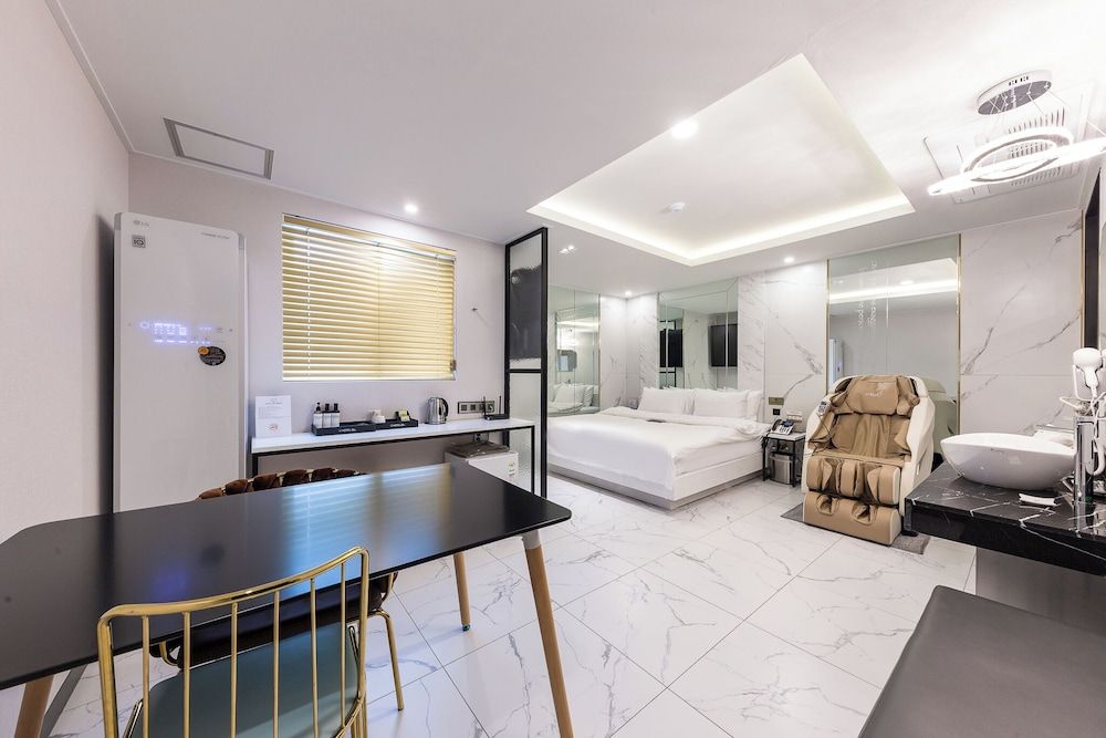 Hotel 24st Urban Brown Seosan Lake Park VIP Prestige / Free Ramyeon,Massage Chair Air Purifier,Finest Latex,Table,Styler,Netflix,Amenities 11