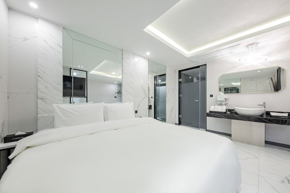 Hotel 24st Urban Brown Seosan Lake Park VIP Prestige / Free Ramyeon,Massage Chair Air Purifier,Finest Latex,Table,Styler,Netflix,Amenities 5