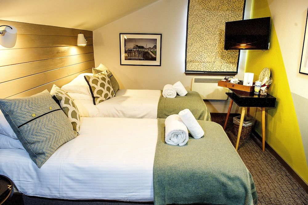 Lock Chambers Caledonian Canal Centre Double Room (Loch Dochfour) 4