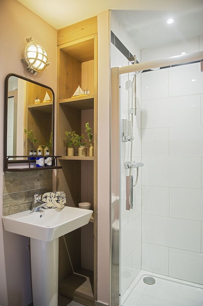 Lock Chambers Caledonian Canal Centre Double Room (Loch Dochfour) 6