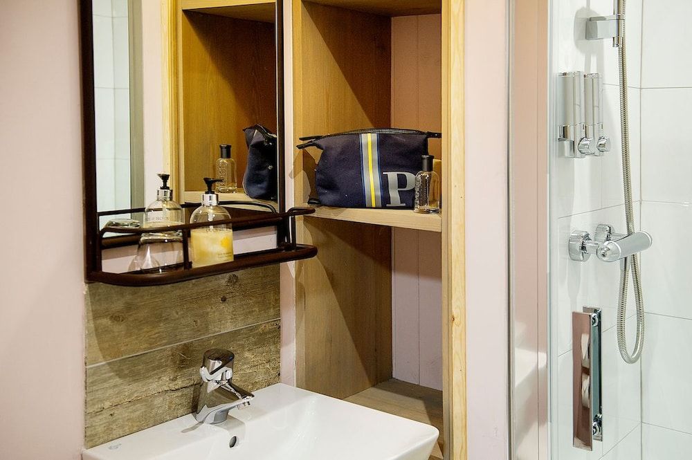 Lock Chambers Caledonian Canal Centre Double Room (Loch Dochfour) 7