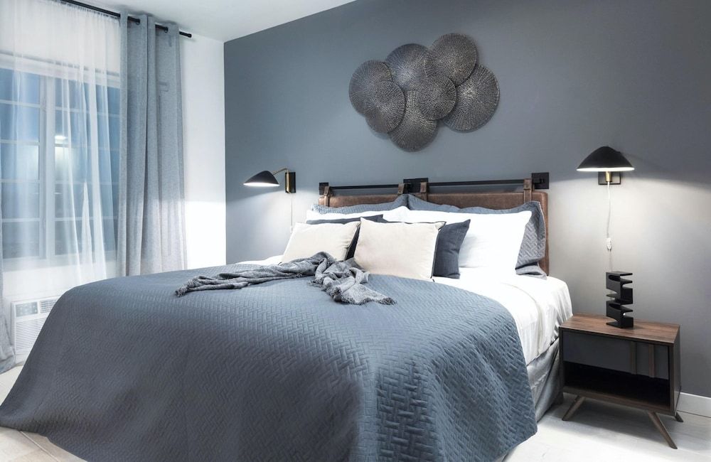 undefined Park Ave Suites 5