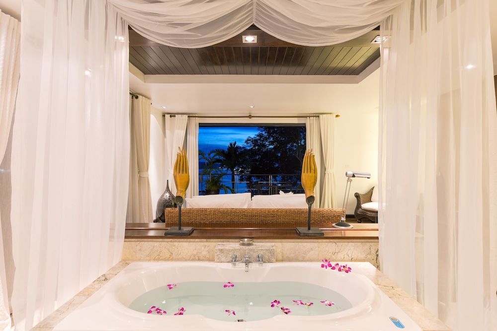 Deep Soaking Bathtub