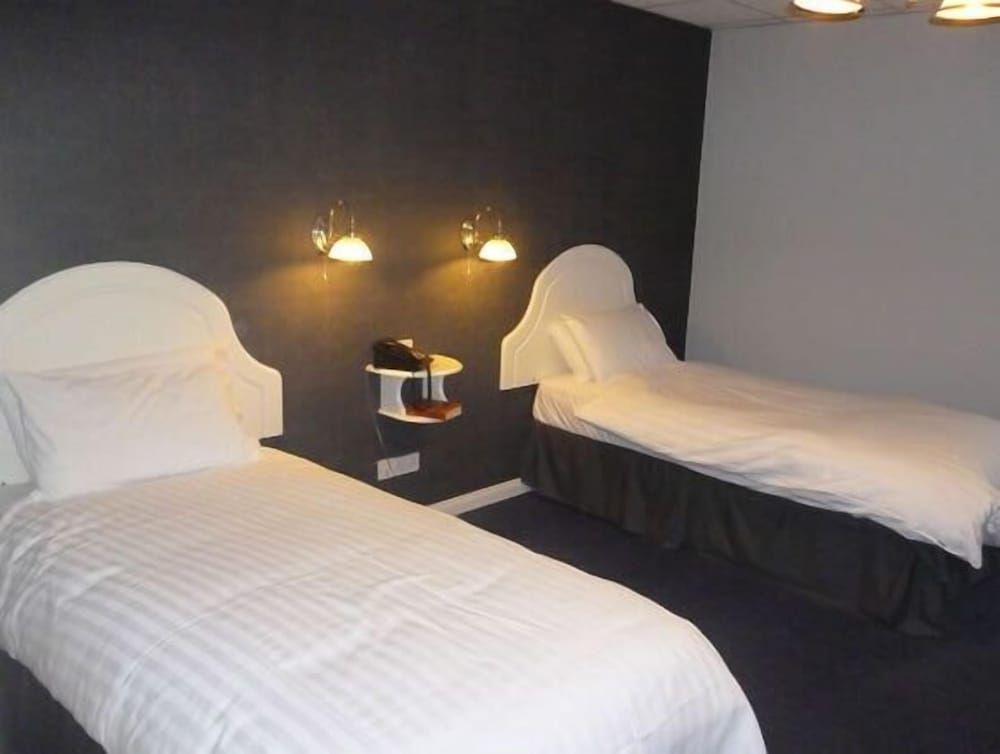 5 Corners Guest Inn Standard Twin Room 5