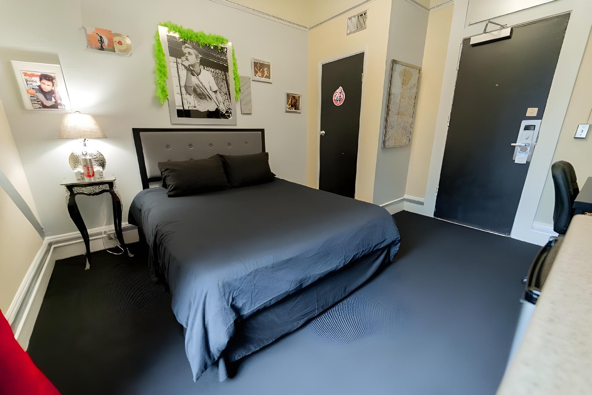 Green Day Room with Shared Bathroom