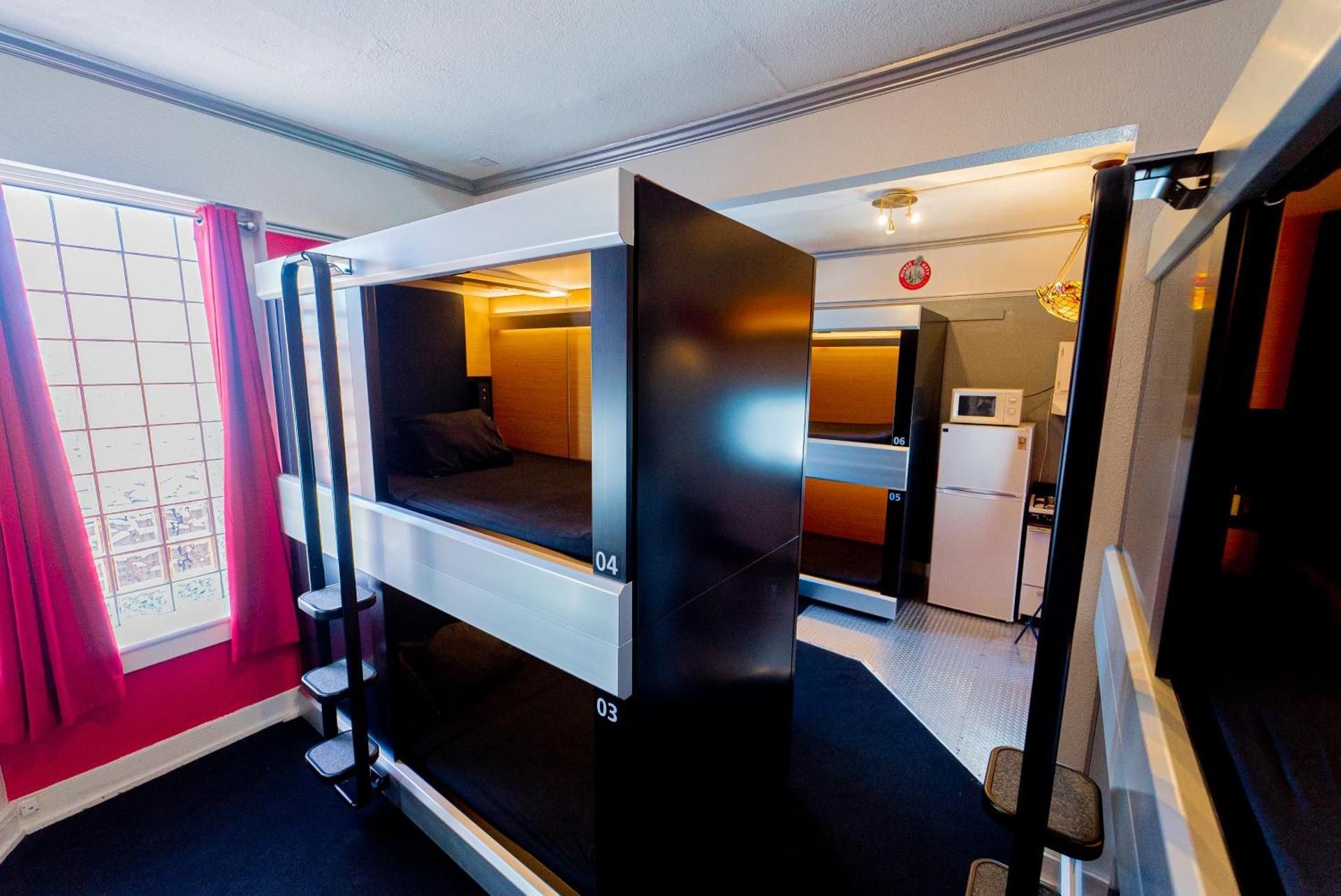 1 Person in 6-Capsule with En-Suite - Male Only