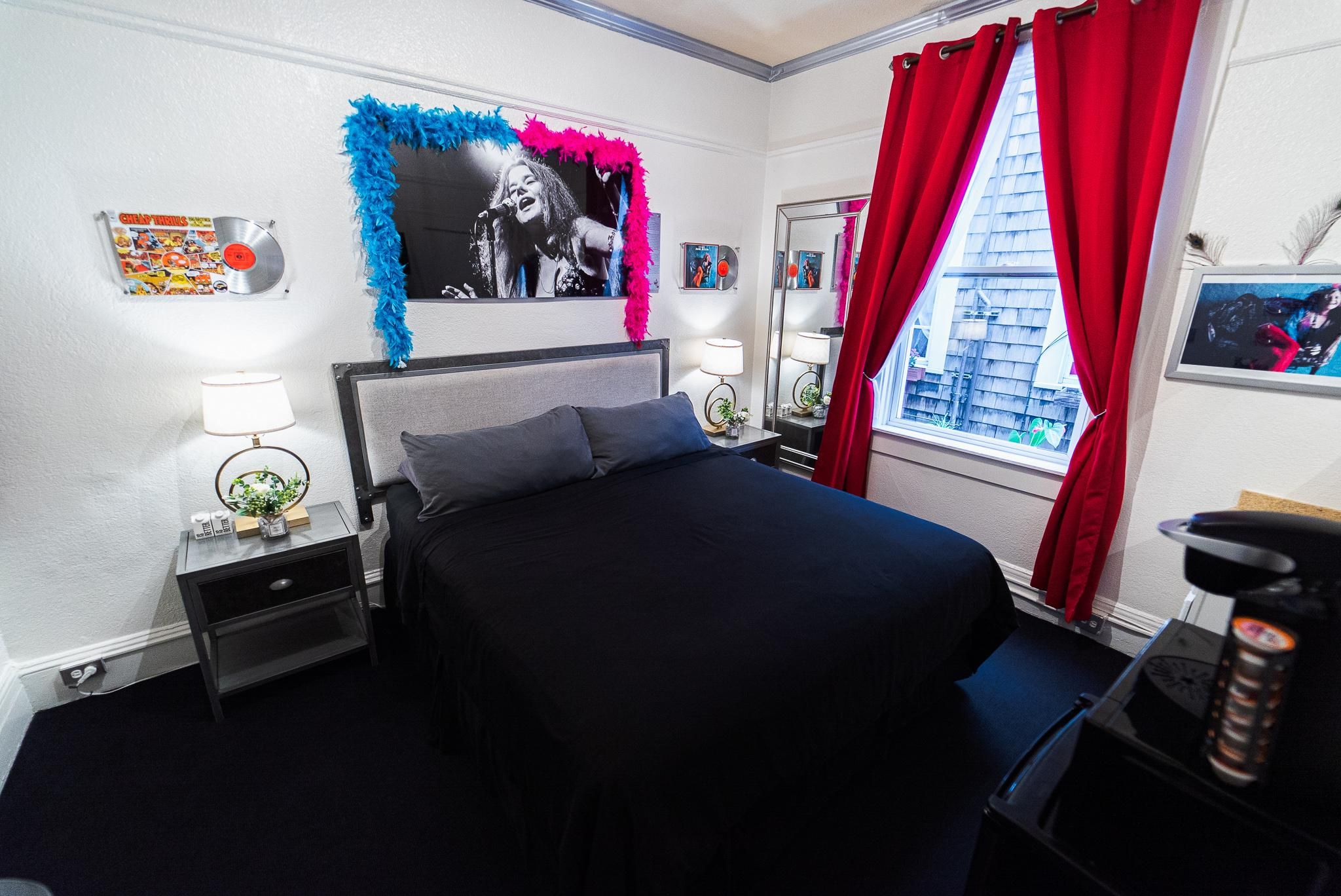 Janis Joplin Room with King Bed and Private Bathroom