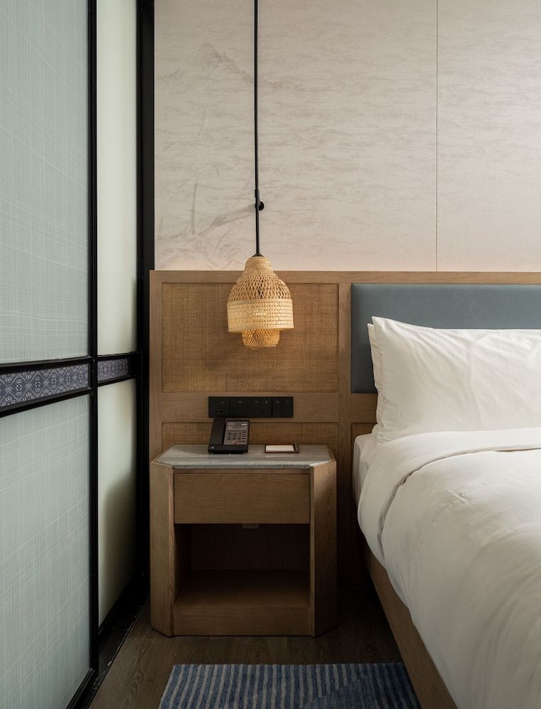 Deluxe Room, 1 King Bed, Smoking, Resort View