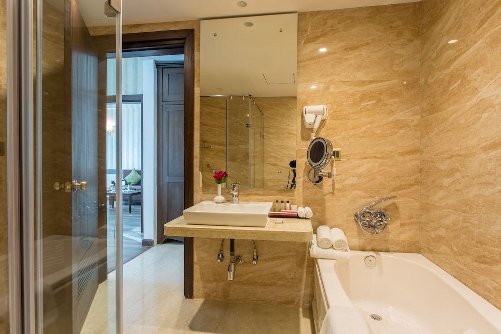 Soaltee Westend Premier Executive Suite, 1 Bedroom, Hot Tub, Pool View 6