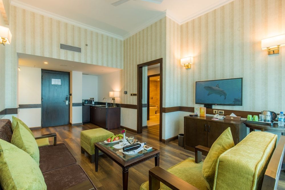 Soaltee Westend Premier Executive Suite, 1 Bedroom, Hot Tub, Pool View 7