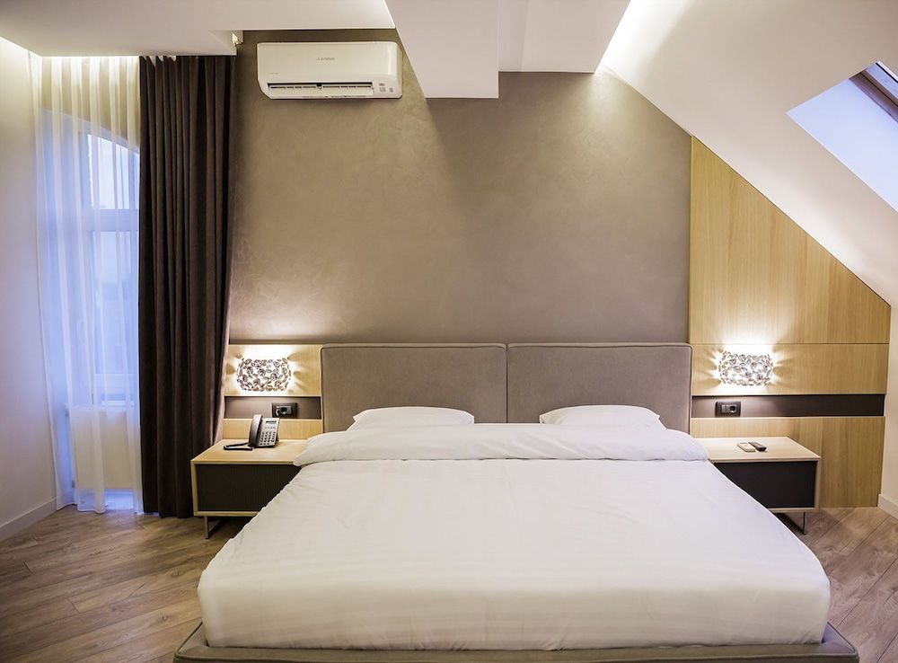 VisPas Hotel Deluxe Suite, 1 King Bed with Sofa bed 3