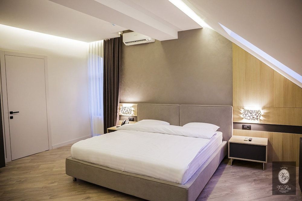 VisPas Hotel Deluxe Suite, 1 King Bed with Sofa bed 2