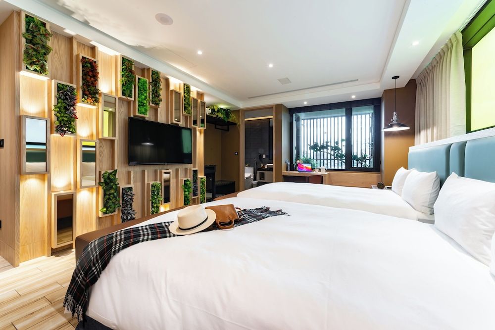 Deluxe Quadruple Room (Consecutive night 11 AM check-out required)