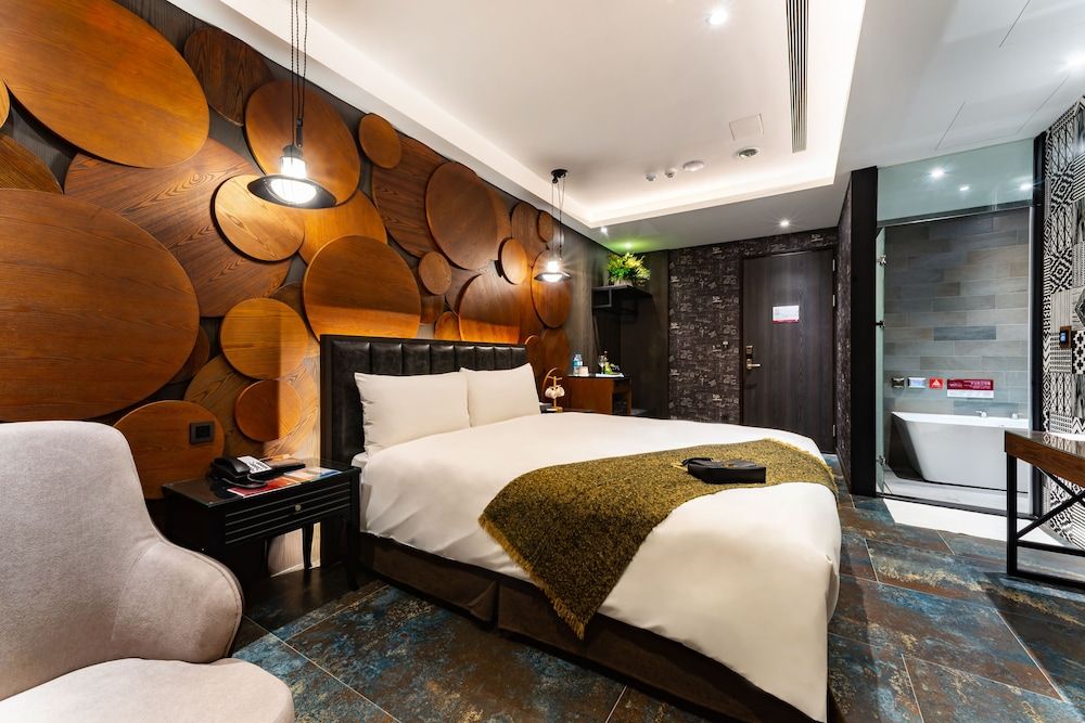 Business Double Room (Consecutive night 11 AM check-out required)