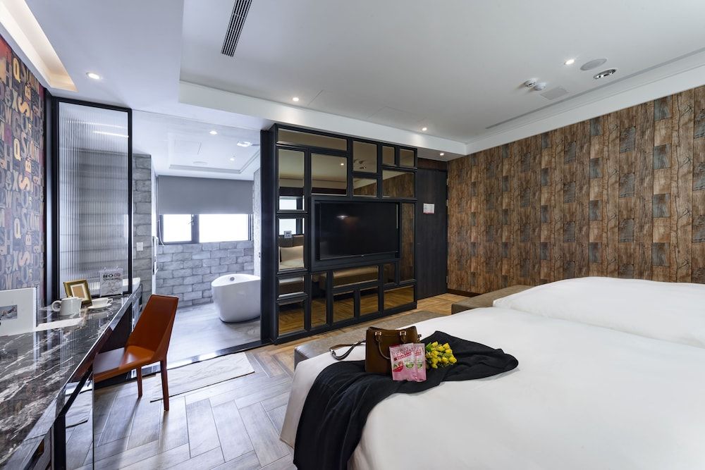Family Quadruple Room (Consecutive night 11 AM check-out required)