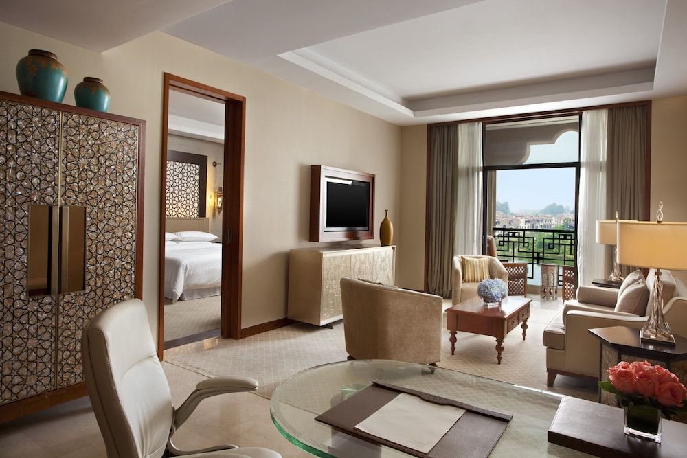 Deluxe Suite, 1 King Bed, Balcony