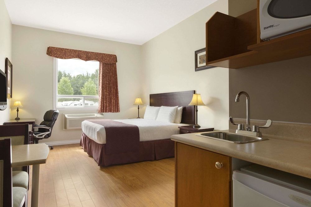 Standard Room, 1 Queen Bed