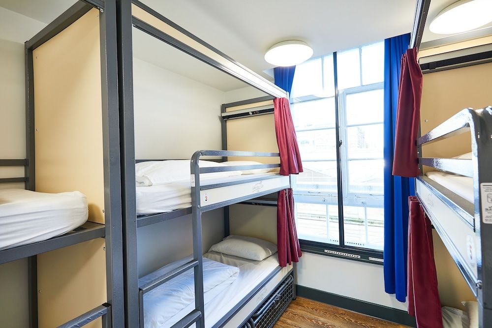 St Christopher's Edinburgh Old Town - Hostel Private 6-Bed Room Shared Bathroom 4