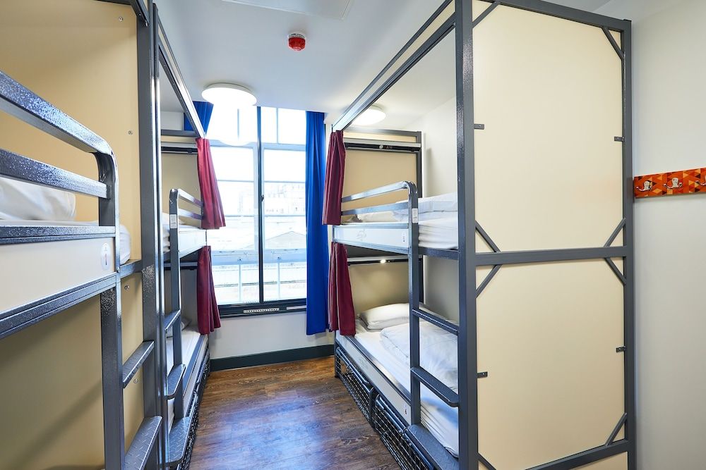 St Christopher's Edinburgh Old Town - Hostel Private 6-Bed Room Shared Bathroom 3