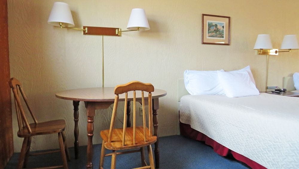 Indianhead Ironwood Motel Standard Room, 2 Double Beds, Non Smoking, Refrigerator & Microwave 3