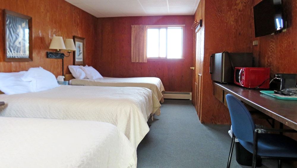 Indianhead Ironwood Motel 3 Full Beds Non Smoking 2nd Floor 3