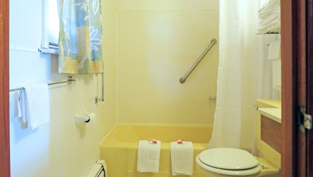 Indianhead Ironwood Motel Standard Room, 2 Queen Beds, Non Smoking, Refrigerator & Microwave 5