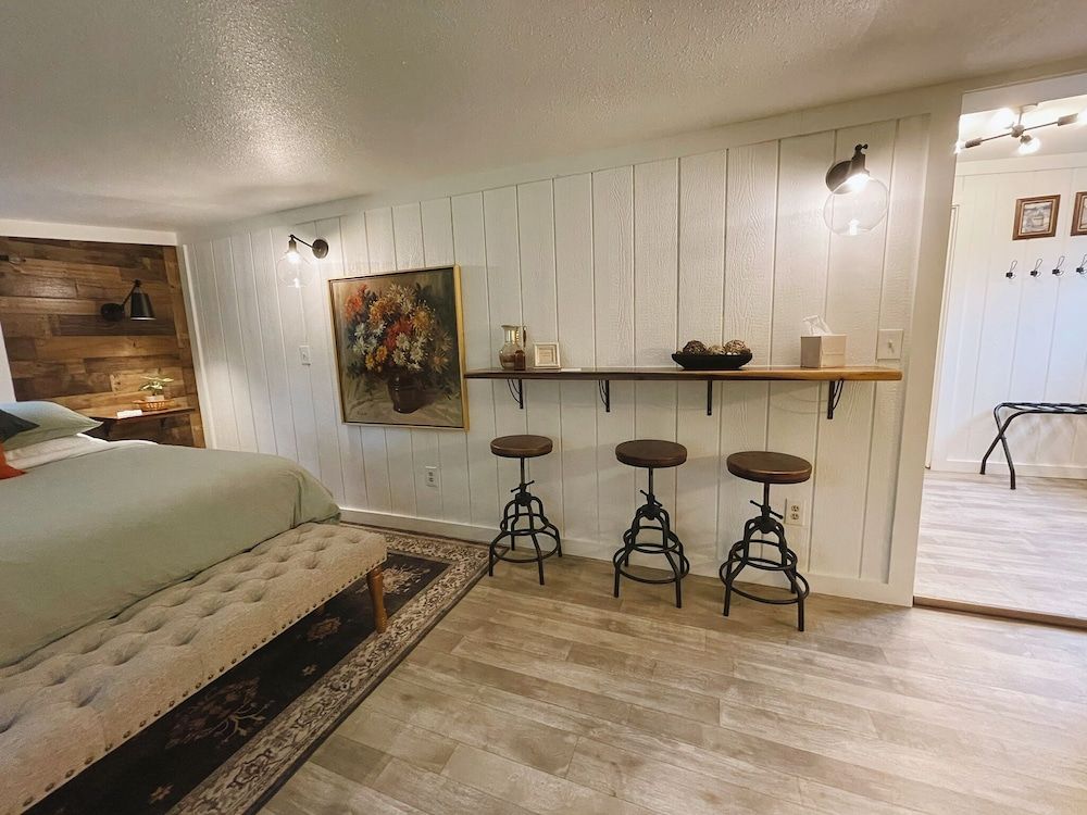 Emerald Valley Inn Premium Suite, 2 Queen Beds, Non Smoking, Kitchenette 8