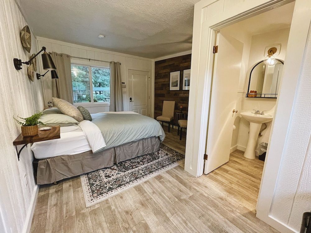 Emerald Valley Inn Premium Suite, 2 Queen Beds, Non Smoking, Kitchenette 6