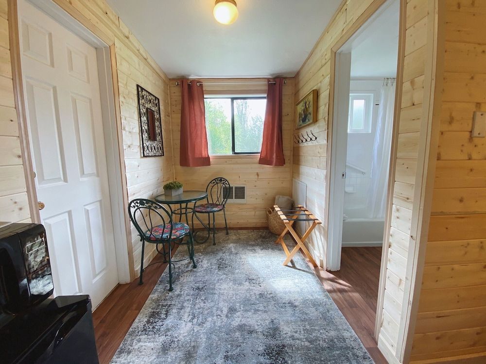 Emerald Valley Inn Comfort Room, 1 Queen Bed, Non Smoking, Refrigerator & Microwave 5