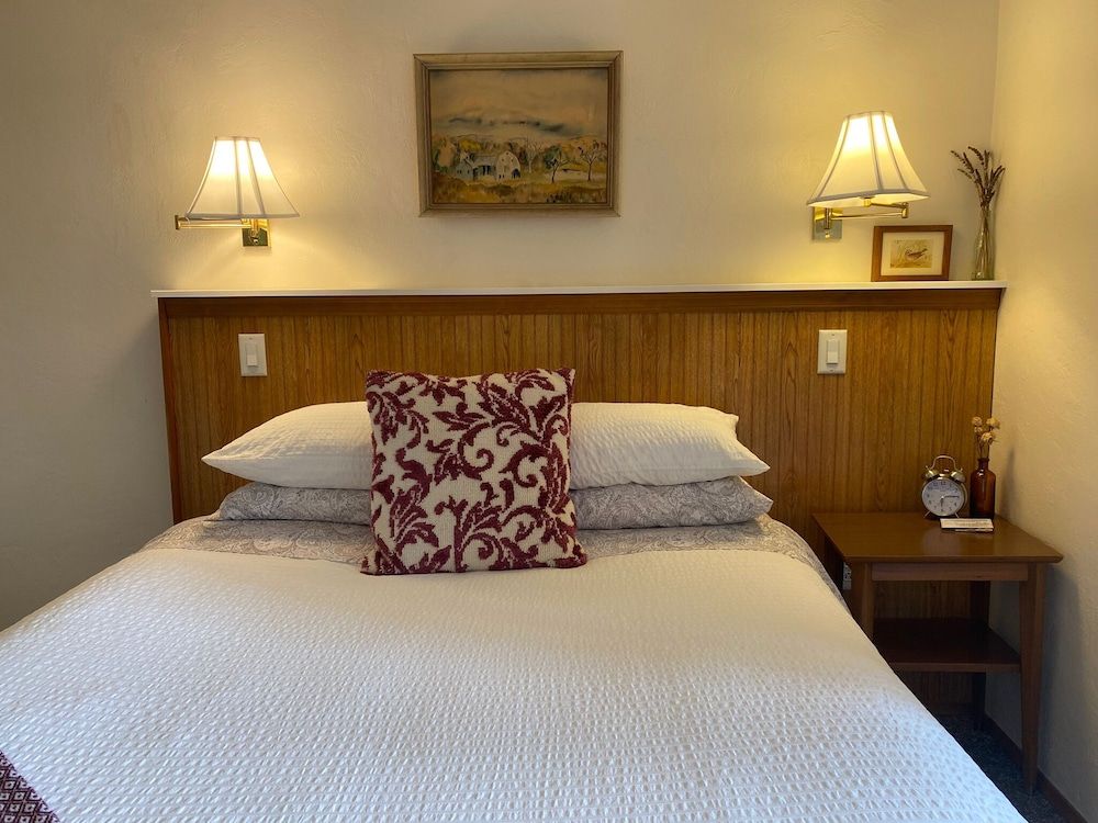 Emerald Valley Inn Standard Room, 1 Queen Bed, Non Smoking, Refrigerator & Microwave 3