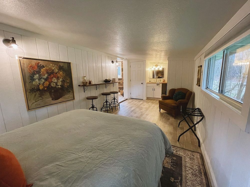 Emerald Valley Inn Premium Suite, 2 Queen Beds, Non Smoking, Kitchenette 3