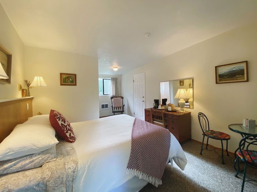 Emerald Valley Inn Standard Room, 1 Queen Bed, Non Smoking, Refrigerator & Microwave 2