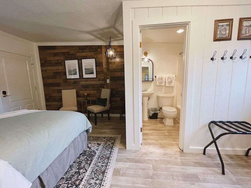 Emerald Valley Inn Premium Suite, 2 Queen Beds, Non Smoking, Kitchenette 13