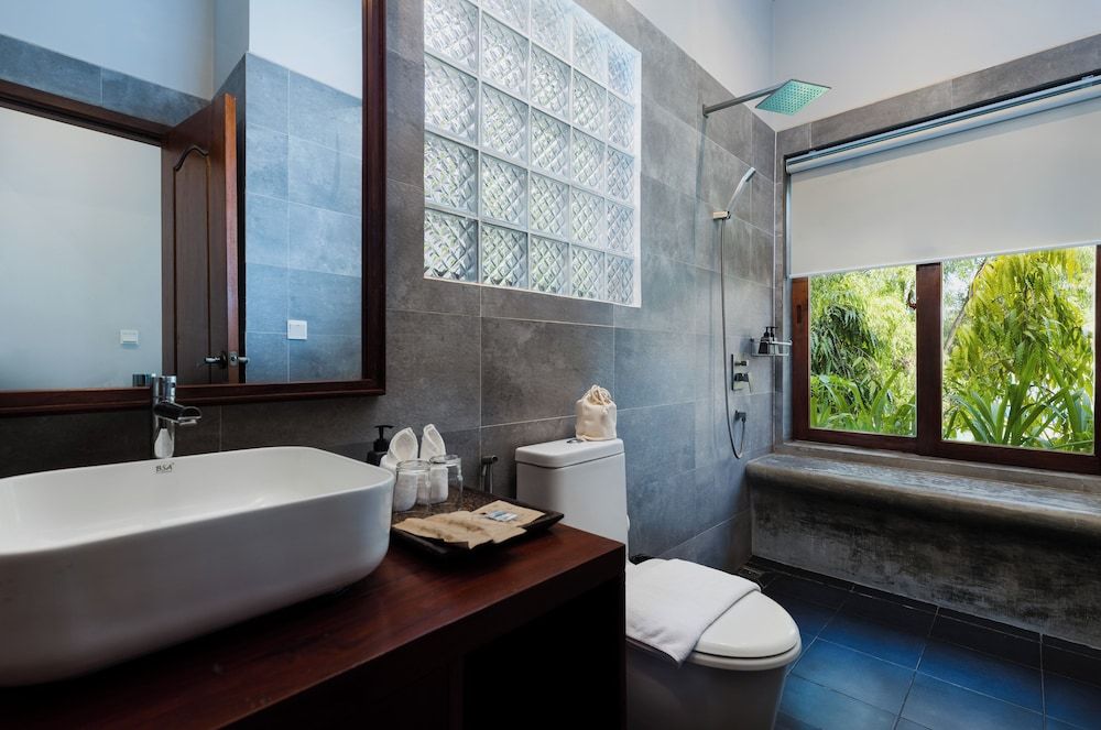 Golden Vishnu Villa Spacious 2-Bedroom Villa with Pool View 5