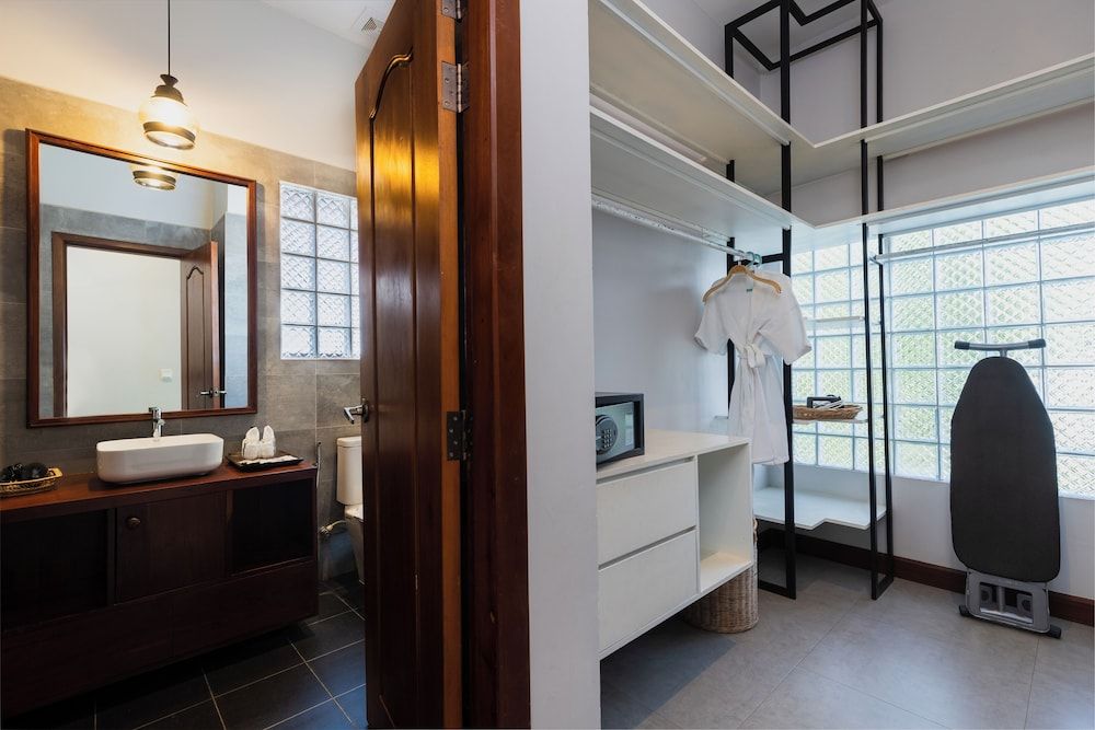 Golden Vishnu Villa Spacious 2-Bedroom Villa with Pool View 4